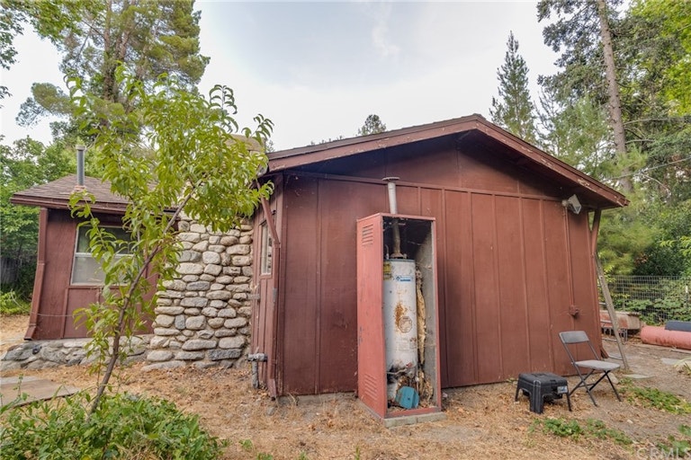 Photo 10 of 16 - 366 Lytle Ln, Lytle Creek, CA 92358
