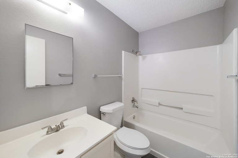 Photo 18 of 25 - 8031 Hilltop Crst, San Antonio, TX 78251