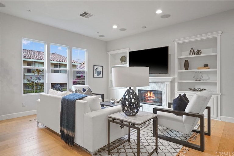 Photo 13 of 42 - 21247 Ronda Cir, Huntington Beach, CA 92648