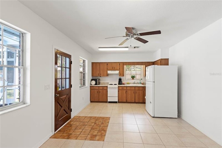 Photo 33 of 56 - 721 W Nelson St, Tavares, FL 32778