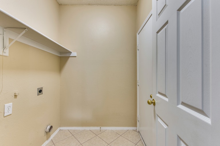 Photo 14 of 31 - 7900 Seven Oaks Ln, Denton, TX 76210