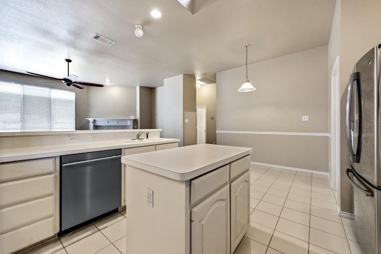 Photo 7 of 29 - 3954 Wisteria Ln, Haltom City, TX 76137
