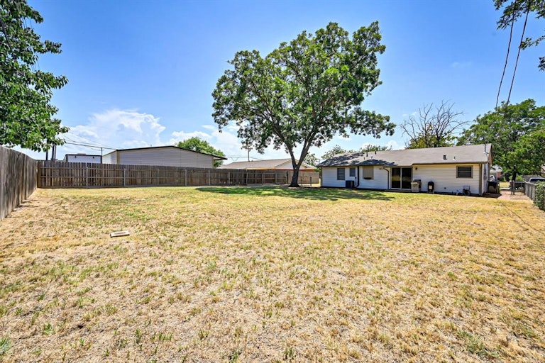 Photo 24 of 24 - 702 Paula St, Kennedale, TX 76060
