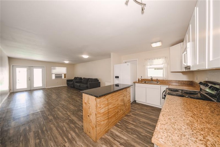 Photo 6 of 14 - 2615 19th St, Sarasota, FL 34234