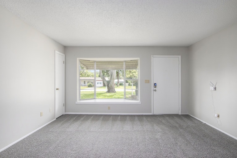 Photo 11 of 17 - 37223 Temple Ave, Zephyrhills, FL 33541