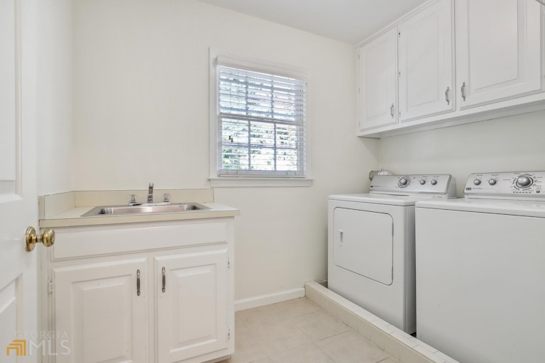 Photo 35 of 41 - 1005 Redstone Ln, Atlanta, GA 30338