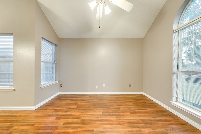 Photo 7 of 30 - 2516 Helen Ln, Mesquite, TX 75181