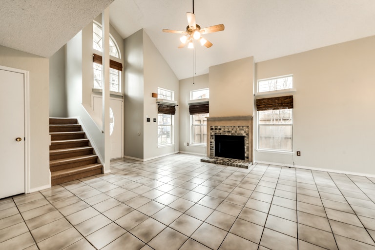 Photo 5 of 23 - 1105 Cherrytree Dr, Arlington, TX 76001