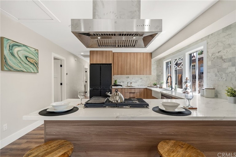 Photo 7 of 25 - 3321 W 27th St, Los Angeles, CA 90018