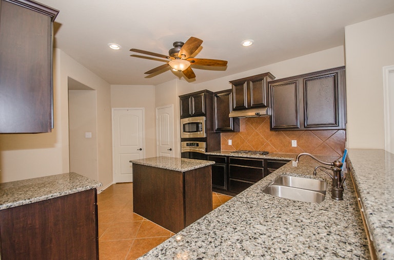 Photo 7 of 28 - 501 Lipizzan Ln, Celina, TX 75009