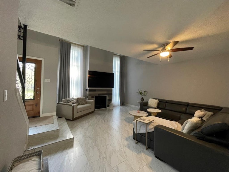 Photo 7 of 28 - 672 N Eldridge Pkwy, Houston, TX 77079