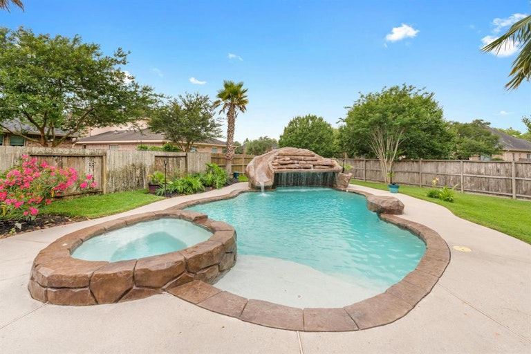Photo 26 of 39 - 333 Grand Creek Dr, League City, TX 77573