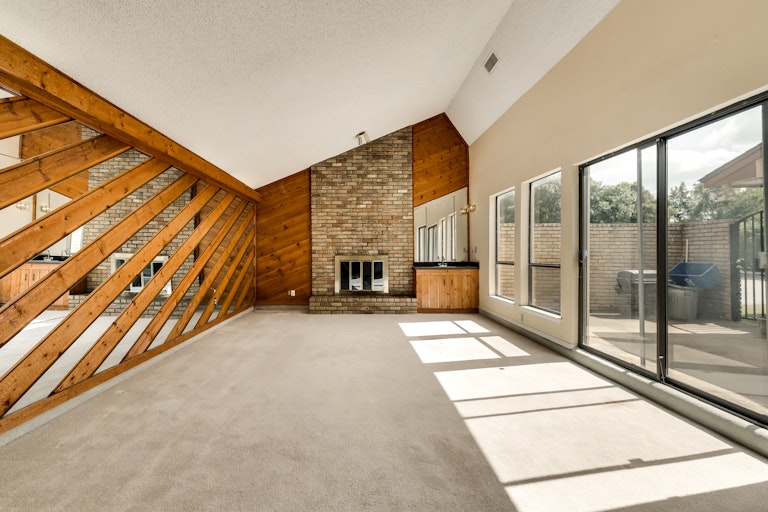 Photo 5 of 28 - 718 Cliffwood Cir, Duncanville, TX 75116