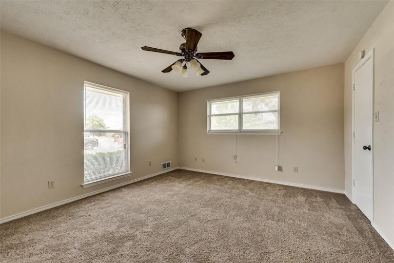 Photo 15 of 26 - 13 Lee Dr, Rockwall, TX 75032
