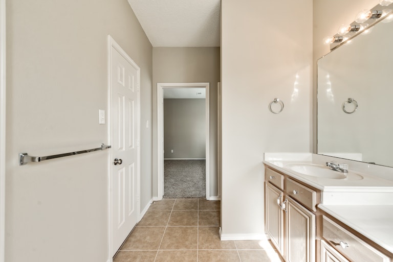 Photo 18 of 26 - 812 Pebble Ridge Dr, Lewisville, TX 75067