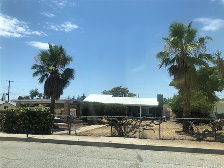 Photo 2 of 22 - 825 N Cherry St, Banning, CA 92220