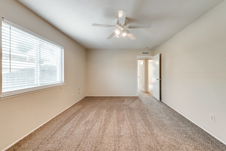 Photo 14 of 28 - 9507 Sophora Dr, Dallas, TX 75249