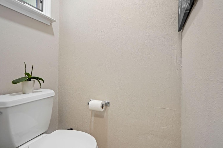 Photo 15 of 31 - 4051 Warren Ave, Sacramento, CA 95822