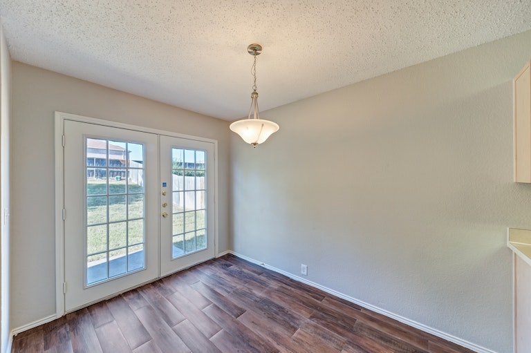 Photo 3 of 23 - 1405 Gilday Dr, Arlington, TX 76002