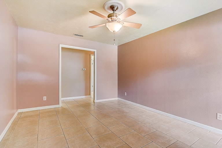 Photo 34 of 34 - 2608 Edinburgh St, Irving, TX 75062