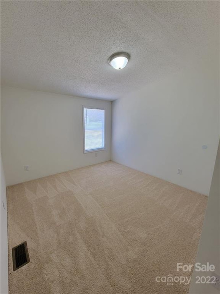 Photo 16 of 28 - 6036 Frazier Dr, Davidson, NC 28036