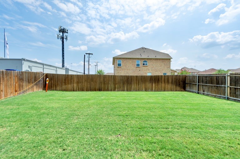 Photo 26 of 27 - 216 Moonlight Dr, Euless, TX 76039