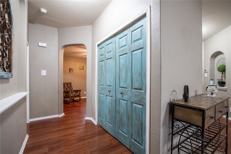Photo 15 of 40 - 376 Solitaire Path, New Braunfels, TX 78130