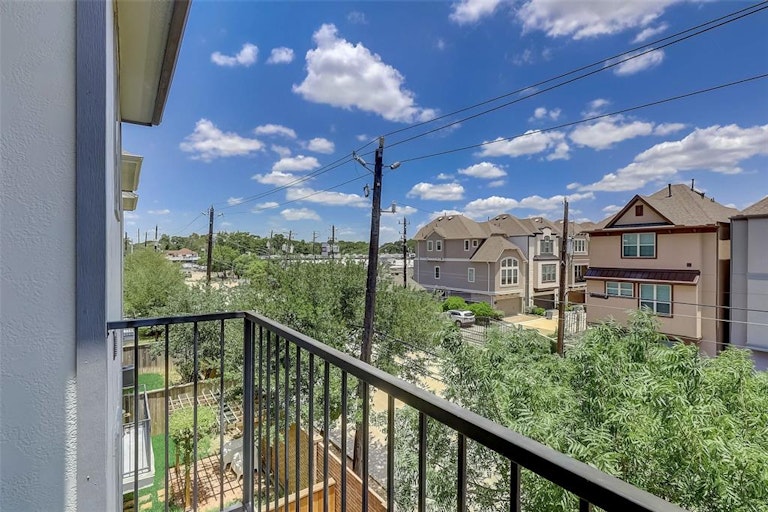 Photo 17 of 40 - 1704 Oak Leaf Pass Dr, Houston, TX 77055