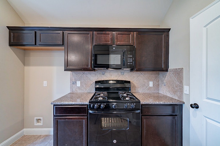Photo 9 of 32 - 901 Grenshaw St, Houston, TX 77088