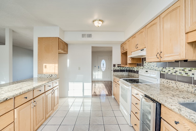 Photo 3 of 21 - 6612 S 44th Pl, Phoenix, AZ 85042