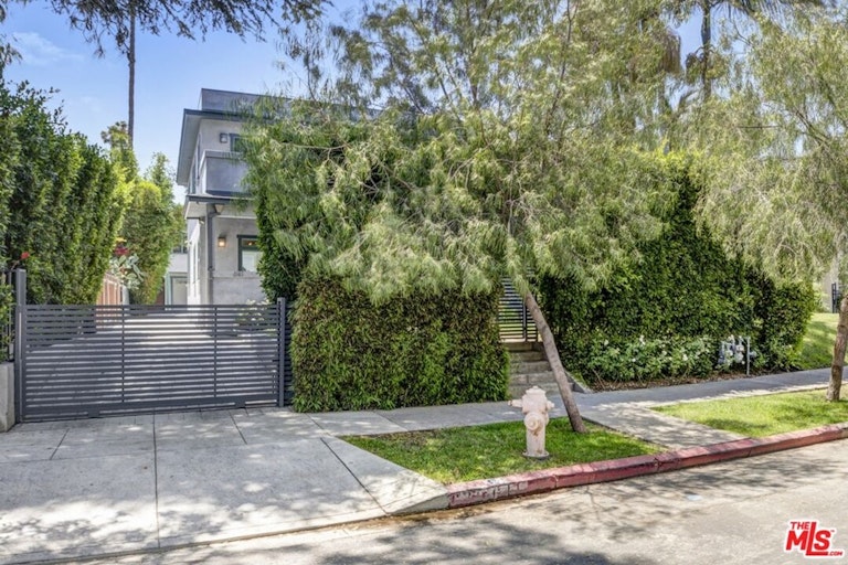 Photo 3 of 49 - 641 N Mariposa Ave, Los Angeles, CA 90004