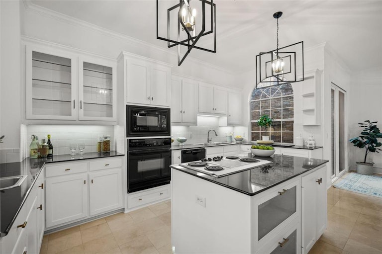 Photo 13 of 35 - 13703 Creekside Pl, Dallas, TX 75240