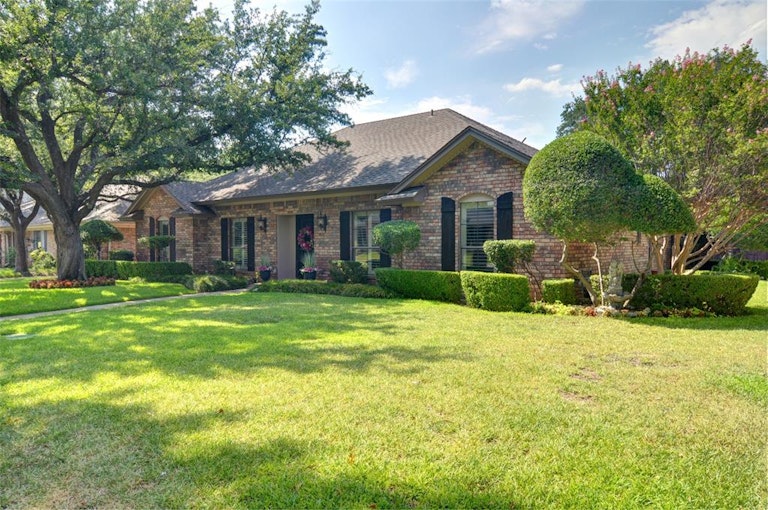 Photo 3 of 39 - 3807 S Shadycreek Dr, Arlington, TX 76013