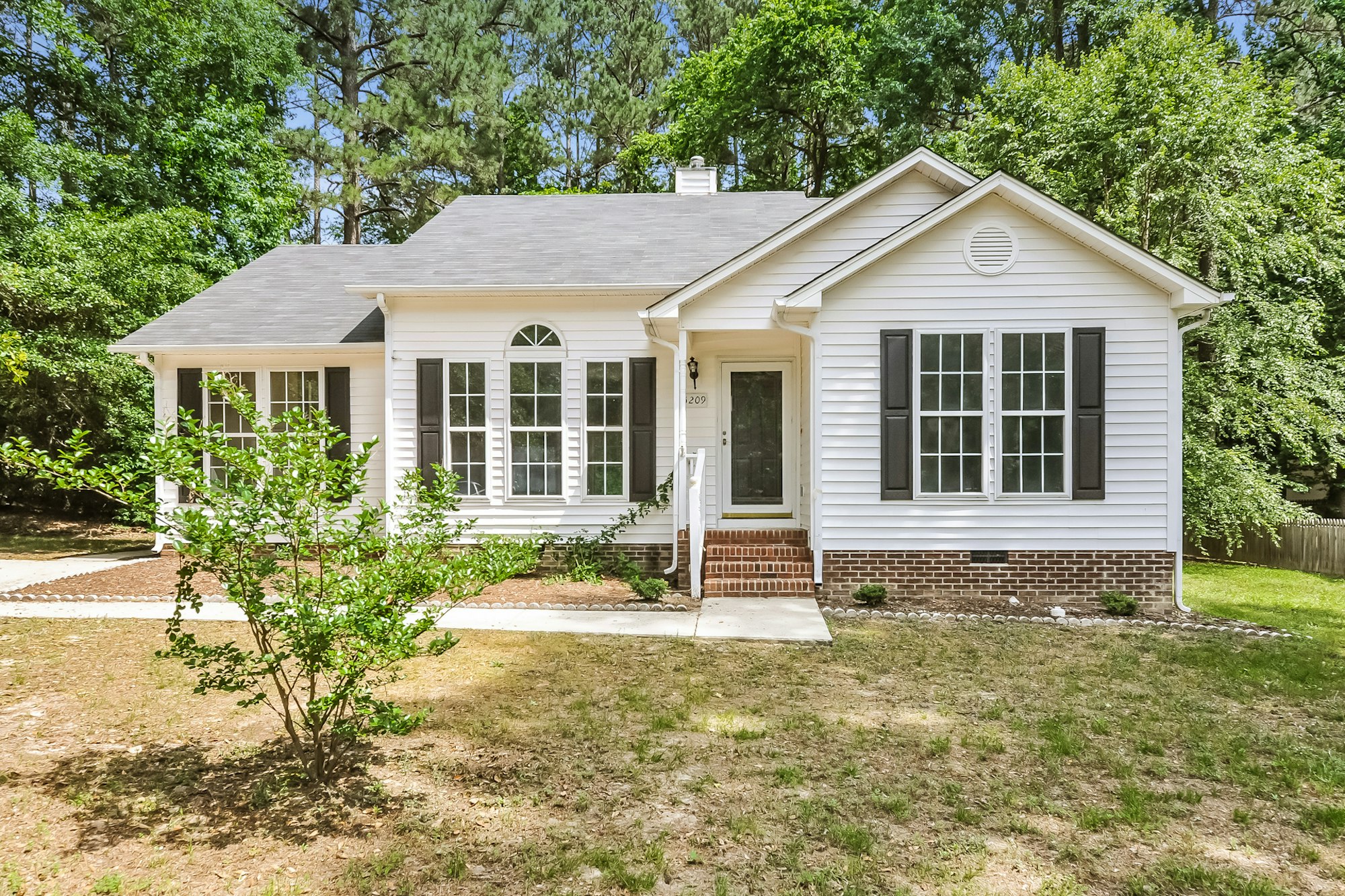 Photo 1 of 25 - 5209 Pronghorn Ln, Raleigh, NC 27610