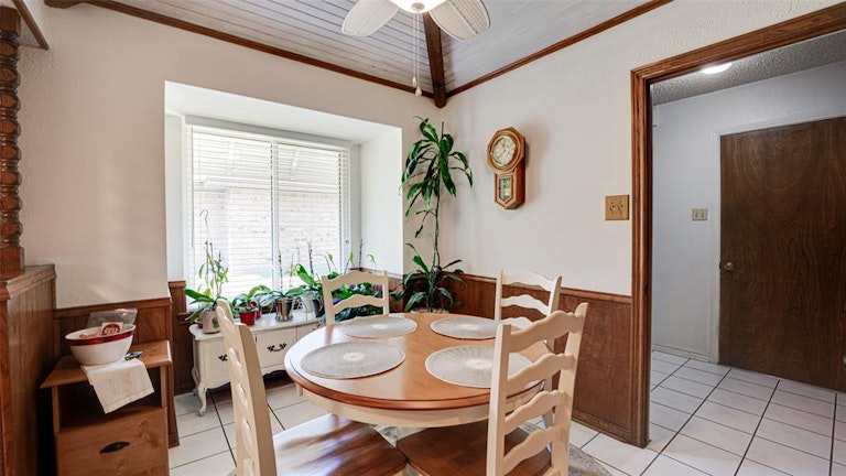 Photo 17 of 33 - 505 Newcastle Dr, Desoto, TX 75115