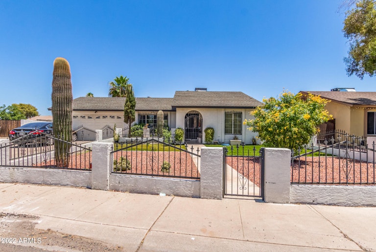 Photo 2 of 15 - 5807 S 45th St, Phoenix, AZ 85040