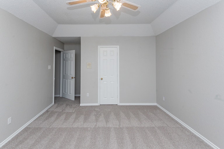 Photo 23 of 29 - 6352 Meadow Lakes Dr, North Richland Hills, TX 76180