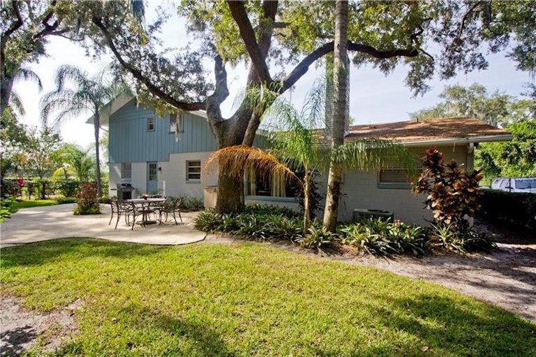 Photo 16 of 25 - 7232 Seminole Dr, Belle Isle, FL 32812