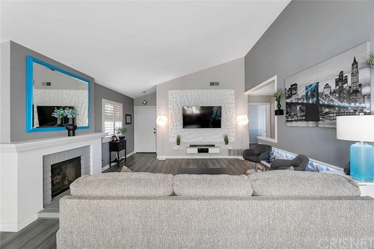 Photo 7 of 38 - 15904 Ada St, Canyon Country, CA 91387