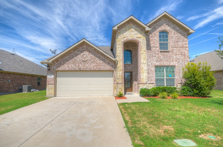 Photo 2 of 30 - 951 Crockett Dr, Lavon, TX 75166