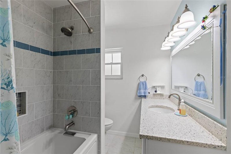 Photo 21 of 56 - 721 W Nelson St, Tavares, FL 32778