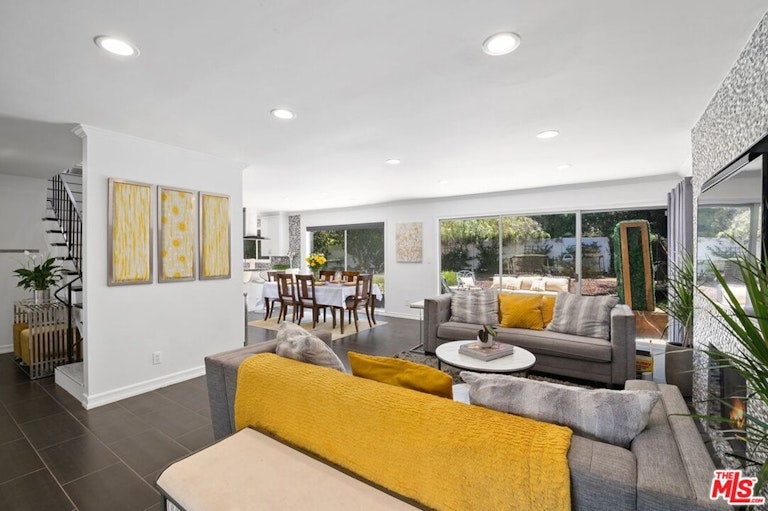Photo 8 of 37 - 22334 Liberty Bell Rd, Calabasas, CA 91302