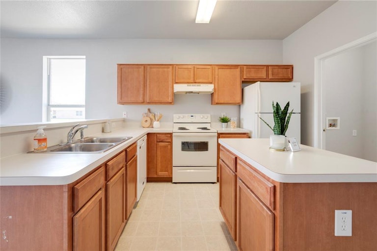 Photo 10 of 25 - 9873 Sparrow Hawk Ln, Fort Worth, TX 76108