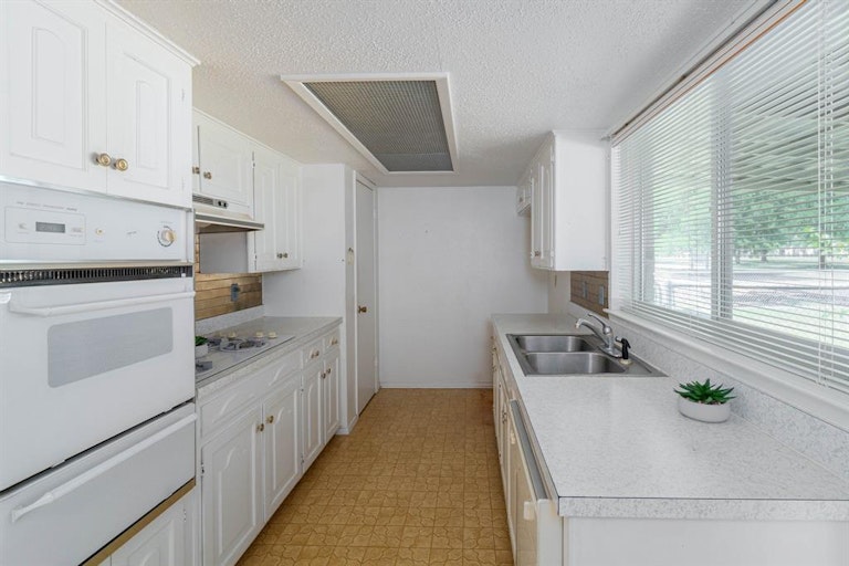 Photo 5 of 17 - 2110 Edna Smith Dr, Garland, TX 75040