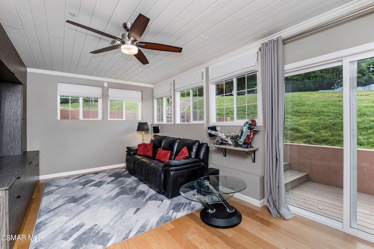Photo 31 of 60 - 4641 Caritina Dr, Tarzana, CA 91356