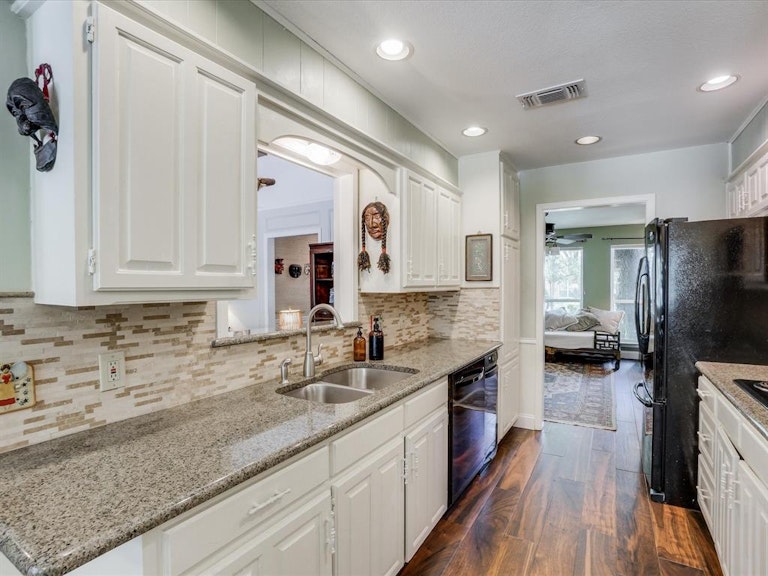 Photo 12 of 40 - 1107 Auburn Dr, Arlington, TX 76012
