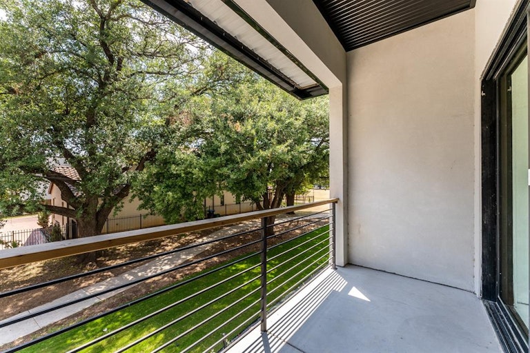Photo 36 of 40 - 352 Foch St, Fort Worth, TX 76107