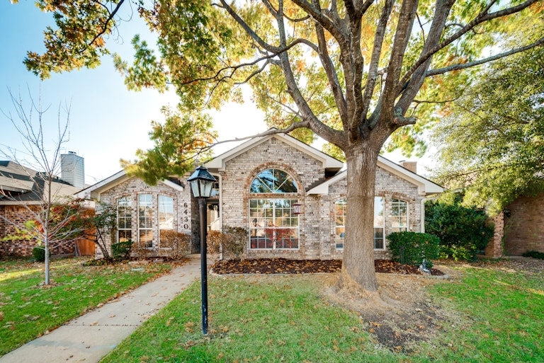 Photo 1 of 22 - 6430 Teresa Ln, Rowlett, TX 75089