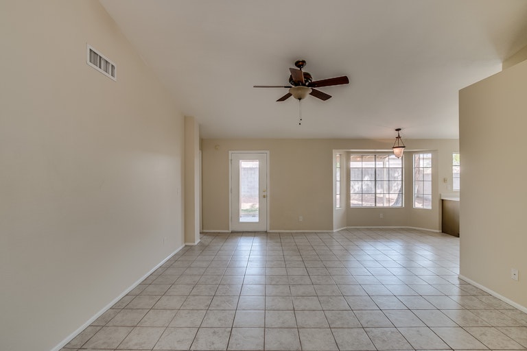 Photo 4 of 23 - 4302 E Windmere Dr, Phoenix, AZ 85048