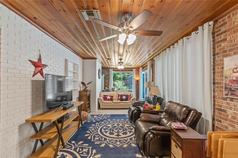 Photo 13 of 56 - 721 W Nelson St, Tavares, FL 32778